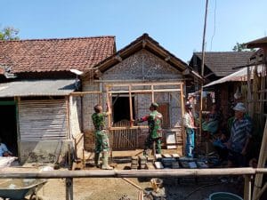 Babinsa Koramil 0818/11 Donomulyo Gotong Royong bersama Warga Garap Pengerjaan Rutilahu