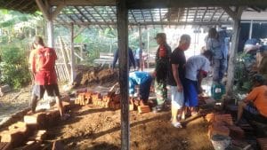 Koramil 0818/14 Turen bersama Warga Gotong Royong Kerjakan RTLH
