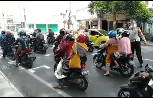 Satlantas Polres Batu, Terapkan Sosial Distancing Antar Pengendara di Trafic Light