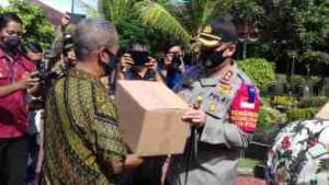 Kemenparekraf RI  Bersama Polres Malang, Salurkan 900 Paket Sembako kepada Pekerja Parekraf Terdampak Covid-19