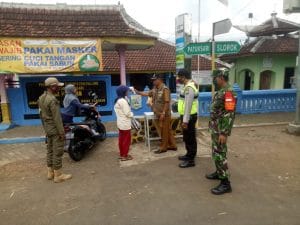 Koramil 0818/32 dan Forkopimcam Wonosari Gelar Operasi Masker di Desa Plaosan
