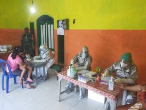Cegah Penyebaran Covid-19, Koramil 0818/05 Kepanjen Kawal Rapid Test di Desa Binaan