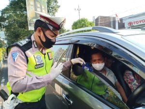Sukseskan Program Jatim Bermasker, Polantas Kota Malang Bagikan Masker Gratis