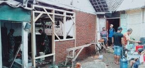 Koramil 0818/01 Pujon Gotong-royong bersama Warga dalam Pengerjaan Program Pra Rutilahu
