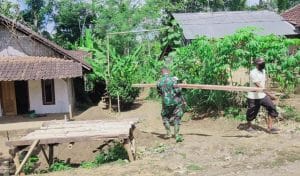 Koramil 0818/10 Pagak Kebut Droping Material Rutilahu