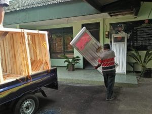 Koramil 0818/12 Bantur Distribusikan Pintu Kamar Mandi di Sasaran Rutilahu