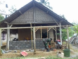 Babinsa Koramil 0818/04 Ngantang Bantu Warga Bangun Rutilahu
