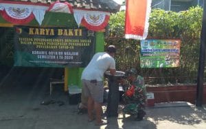 Upaya Mengurangi Penyebaran Covid-19, Koramil 0818/09 Ngajum Pasang Wastafel di Kampung Santri Tangguh
