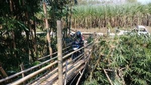 Medan Sulit Tak Halangi Babinsa Koramil 0818/23 Jabung Distribusikan Material Rutilahu