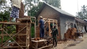 Koramil 0818/22 Tumpang Gotong-royong bersama Warga Renovasi Rutilahu