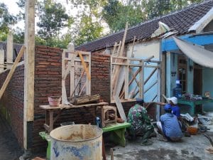 Babinsa Koramil 0818/10 Pagak Laksanakan Perehaban Rumah Tinggal Layak Huni