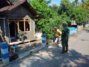 Koramil 0818/03 Kasembon bersama Masyarakat Laksanakan Gotong Royong Perehaban Rutilahu