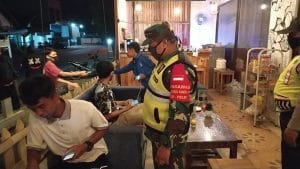 Patroli Wajib Masker Posramil 0818/35 Kromengan bersama Polsek, Jaring Sejumlah Pengunjung Cafe