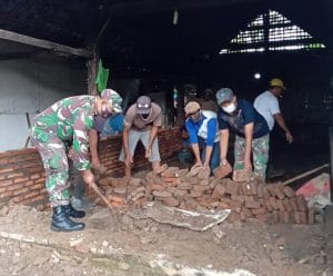 Program Rutilahu, Koramil 0818/01 Pujon Laksanakan Pembongkaran Rumah Warga Desa Pujon