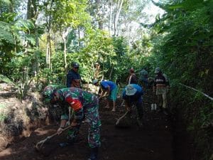 Babinsa Koramil 0818/30 Tirtoyudho Laksanakan Karya Bhakti di Lingkungan Desa Binaan