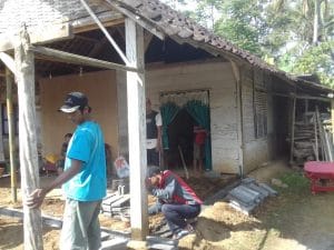Babinsa Koramil 0818/06 Sumberpucung Berikan Arahannya Pasang Pondasi Rumah Warga