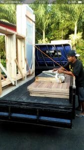 Disela Kesibukan Strong Point Covid-19, Koramil 0818/08 Wagir Terima Distribusi Material Rutilahu dari Tim Dorlog
