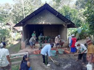Koramil 0818/25 Pakis dan Warga Garap Rumah Sasaran Program Rutilahu