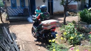 Babinsa Koramil 0818/23 Jabung Antar Material ke Sasaran Rutilahu dengan Aman