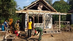 Babinsa Koramil 0818/32 Wonosari Rehab Rumah Warga Binaan