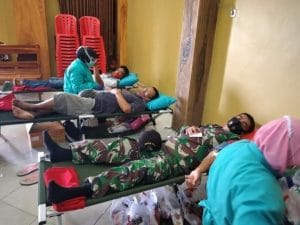 Penuhi Kebutuhan PMI, Babinsa Koramil 13/Kalipare Laksanakan Bhakti Sosial Donor Darah