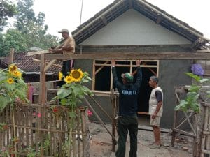 Koramil 0818/03 Kasembon Kebut Perbaikan Rutilahu Milik Warga