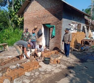 Koramil 0818/20 Tajinan Mulai Kerjakan Pondasi Rumah Program Rutilahu