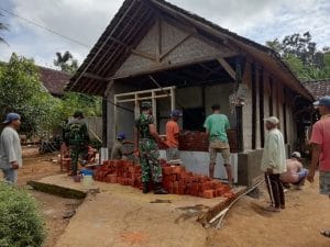 Koramil 0818/03 Kasembon bersama Warga Pasang Kusen di Rumah Sasaran Rutilahu