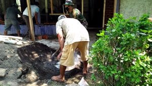 Babinsa Koramil 0818/12 Bantur Mulai Kerjakan Rehab Rutilahu Warga Binaan