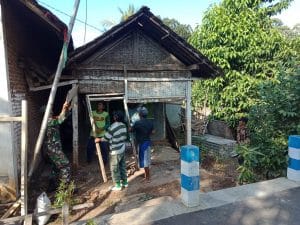 Jadikan Layak Huni, Koramil 0818/04 Ngantang Bongkar Rumah Sasaran Rutilahu
