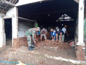 Babinsa Koramil 0818/01 Pujon dan Warga Gotong Royong Bongkar Rutilahu Milik Warga Binaanya