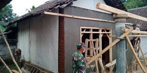Bakti TNI kepada Rakyat, Koramil 0818/14 Turen Renovasi Rumah Milik Warga Desa Sananrejo