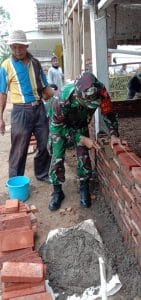 Koramil 0818/24 Poncokusumo Manfaatkan Cuaca Cerah Selesaikan Pengerjaan Rutilahu