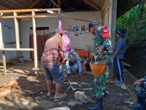 Babinsa Koramil 0818/21 Wajak bersama Warga Kerjakan Rehab Rumah Warga Binaan
