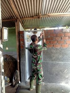Babinsa Koramil 0818/23 Jabung bersama Warga Semangat dalam Mengerjakan Program Rutilahu
