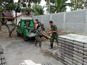 Koramil 0818/03 Kasembon Laksanakan Pendistribusian Batako di Sasaran Rutilahu