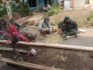 Koramil 0818/15 Jabung Bedah Rumah Warga Penerima Program Rutilahu