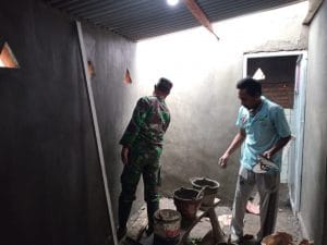 Koramil 0818/26 Singosari dan Warga Kompak dalam Pengerjaan Rehab Rutilahu
