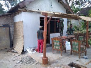 Koramil 0818/11 Donomulyo bersama Warga Laksanakan Rehabilitasi Rumah Program Rutilahu