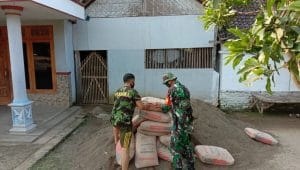 Tertib Administrasi, Babinsa Koramil 0818/09 Ngajum Cek Material Rutilahu dengan Cermat