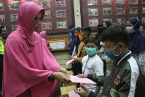 Bhayangkari Cabang Malang Berikan Santunan ke Putra-Putri Anggota Polres Malang yang Telah Tiada