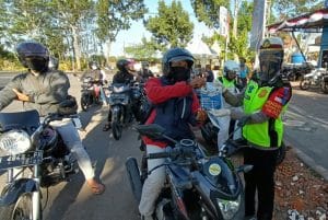 Giat Operasi Patuh Semeru 2020, Satlantas Polres Malang Bagikan Brosur dan Masker