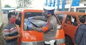 Satlantas Polres Batu Pasang Stiker Imbauan Giat Operasi Patuh Semeru 2020 di Angkutan Umum