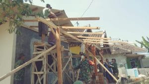 Koramil 0818/09 Ngajum dan Warga Gotong Royong Kerjakan Rehab Rumah Program Rutilahu