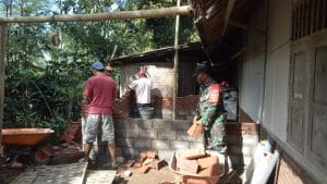 Babinsa Koramil 0818/32 Wonosari Bangun Hunian Layak Huni Warga Desa Bangelan