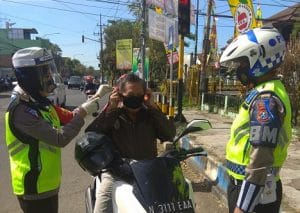 Selain Tindak Tegas Pelanggar, Satlantas Polres Malang juga Bagikan Masker Gratis