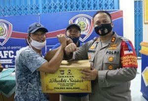 Jelang HUT ke 33 Arema FC, Kapolres Malang Bagikan Sembako ke Korwil Arema FC