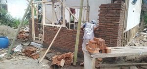 Babinsa Koramil 0818/19 Laksanakan Rehab Rutilahu di Desa Gondanglegi