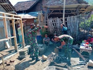 Sinergi Koramil 0818/03 Kasembon dan Warga Permudah Pengerjaan Rehab Rutilahu