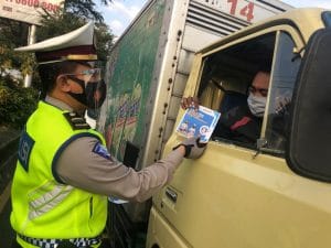 Satlantas Polres Malang Bagikan Brosur Tertib Berlalu Lintas kepada Sopir Truk dan Box